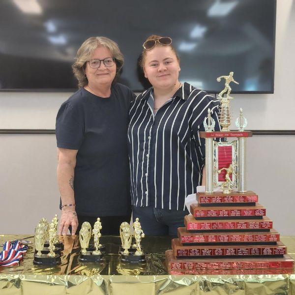 2 personnes &agrave; la remise des prix de quilles